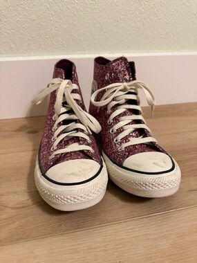 Converse Glitter High Top Sneakers in Burgundy